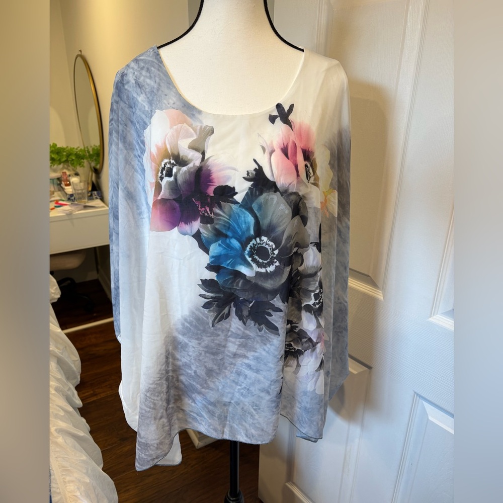 🌷Claire France Satin Floral Poncho Blouse Size 3X 3/$30